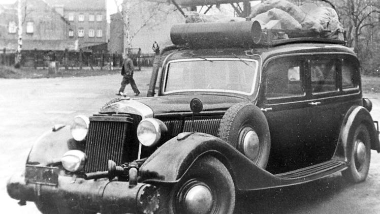 Nicht das Mobil der "Ghostbusters", nicht das Auto aus "Zurück in die Zukunft", sondern das Bild zeigt den Steyr-Pkw, mit dem die ersten beiden Siemens-Mitarbeiter 1945 zu ersten Sondierungen am neuen Standort Erlangen ankamen. 1946 nahm der Betrieb dann Fahrt auf.  Foto: Siemens Archiv