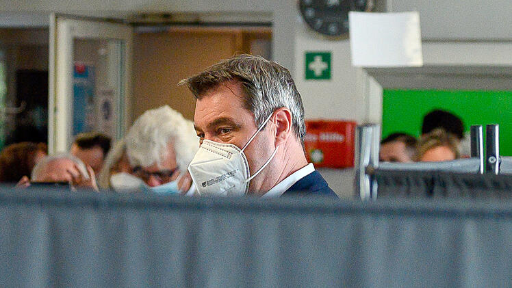 Der bayerische Ministerpräsident Markus Söder (CSU) steht im Impfzentrum der Eyüp-Sultan-Moschee in Nürnberg. Söder wünscht sich eine Fortführung der Impfzentren über den 30. September hinaus.