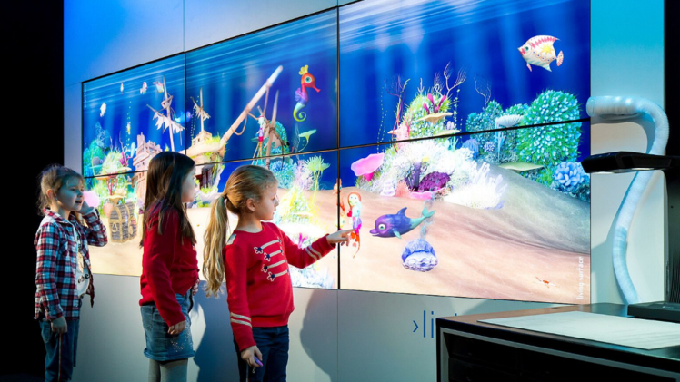 Auf der Videowall im Odysseum können sich die Besucher beim interaktiven Malen ausprobieren.