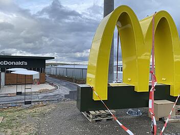 Noch sieht es sehr nach Baustelle aus, doch schon bald wird McDonald's mit seinem markanten Logo nahe Oerlenbach geöffnet haben.  Foto: Simon Snaschel
