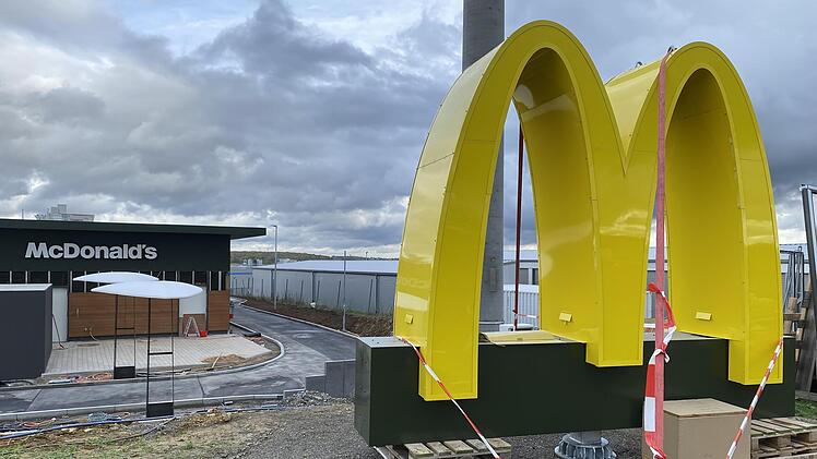 Noch sieht es sehr nach Baustelle aus, doch schon bald wird McDonald's mit seinem markanten Logo nahe Oerlenbach geöffnet haben.  Foto: Simon Snaschel