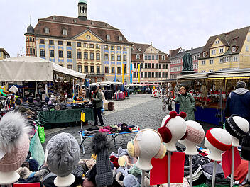Coburg: Jahrmarktsaison startet - Händler bieten unterschiedlichste Waren beim Petrimarkt