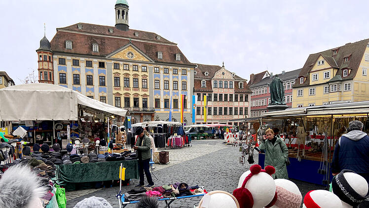 Coburg: Jahrmarktsaison startet - Händler bieten unterschiedlichste Waren beim Petrimarkt