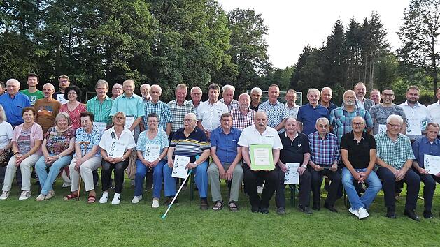 Zahlreiche Vereinsmitglieder wurden im Rahmen des 75-jährigen Jubiläums beim FSV Danndorf geehrt.