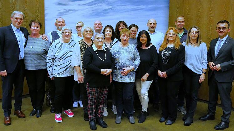 Ehrennadel Bronze: Bunt gemischt aus zahlreichen Vereinen waren die Geehrten, die die Ehrennadel in Bronze erhielten. Links Landrat Klaus Löffler.