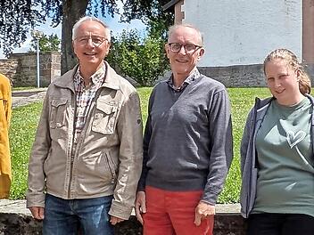 Gerhard Schmitt wurde als Vertreter der Ehrenamtlichen verabschiedet: (von links) Moderator Pfarrer Armin Haas, Leiter der Pfarreiengemeinschaft Oberer Sinngrund Bernhard Hopf, Gerhard Schmitt, Walter Fronczek, Pastoralreferentin Anja May und Lei...