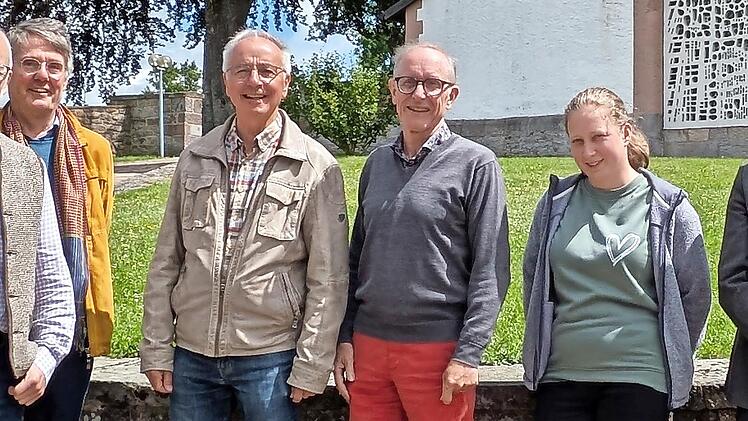 Gerhard Schmitt wurde als Vertreter der Ehrenamtlichen verabschiedet: (von links) Moderator Pfarrer Armin Haas, Leiter der Pfarreiengemeinschaft Oberer Sinngrund Bernhard Hopf, Gerhard Schmitt, Walter Fronczek, Pastoralreferentin Anja May und Lei...