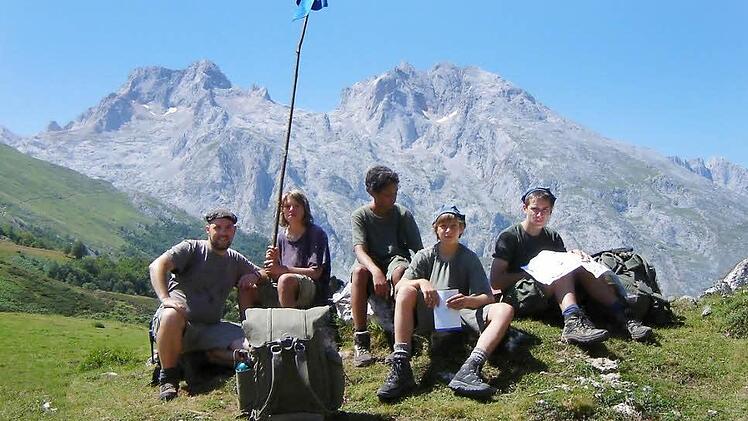 Die Wandervögel (von links nach rechts) Christoph Kähler, Gerhard Hetz, Adrian Campbell, Felix Mack und Fabian Kleinhenz bei einer ihrer Auslandstouren, die ins spanische Bergland führte. Die Gruppe in Elfershausen gibt es seit 1998. Foto: privat