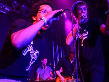 Cony MC, DJ Mighty Mike und Jonas MC mit Marijan als Live-Gitarrist   Foto: Emmi Heckel