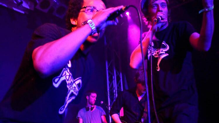 Cony MC, DJ Mighty Mike und Jonas MC mit Marijan als Live-Gitarrist   Foto: Emmi Heckel