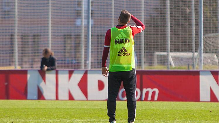 Robert Mak blickt erstaunt in den Himmel.