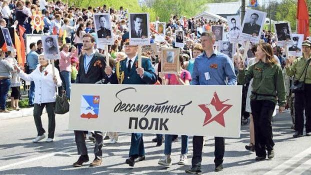 "Das unsterbliche Regiment" sind die russischen Gefallenen des Weltkriegs. In der Parade liefen Nachkommen mit und hielten Bilder der Gefallenen hoch.
