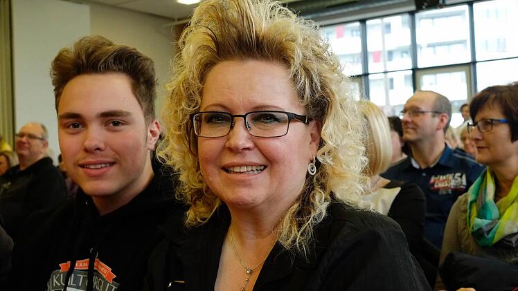 Versteigert das Geschenk des Ehemannes: Gabriele Bräunlein mit Sohn Julian (Foto: Nikolas Pelke)