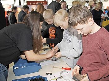 Auch wenn sich die Buben mit der Berufswahl noch etwas Zeit lassen können, (von rechts) Philipp Gagel, Marius und Marcel Schäfer waren mit Feuereifer dabei. Foto: Gerda Völk
