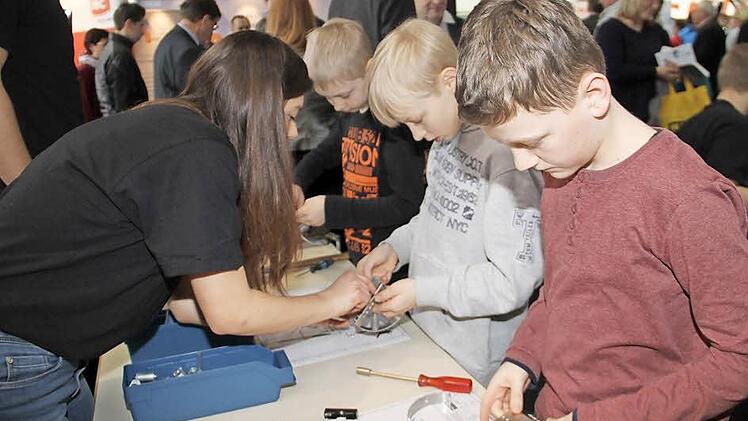 Auch wenn sich die Buben mit der Berufswahl noch etwas Zeit lassen können, (von rechts) Philipp Gagel, Marius und Marcel Schäfer waren mit Feuereifer dabei. Foto: Gerda Völk