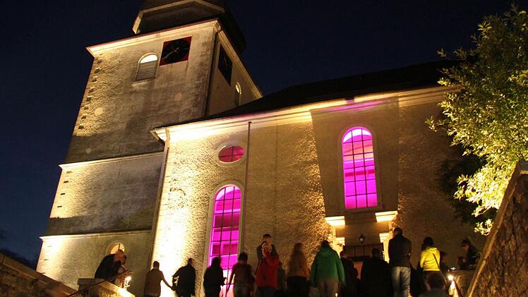 So sieht die illuminierte Kirche außen aus.