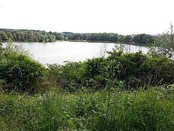 Silbern glänzt der See. Am Wochenende dürfte hier deutlich mehr los sein. Foto: Sabine Christofzik
