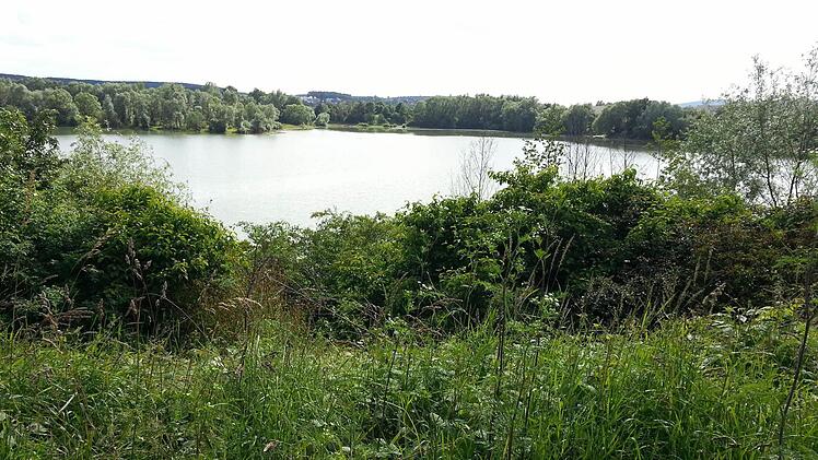 Silbern glänzt der See. Am Wochenende dürfte hier deutlich mehr los sein. Foto: Sabine Christofzik