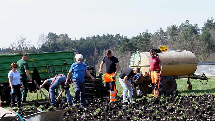Die Mitarbeiter beim Auslegen und Einpflanzen der Staudensorten.