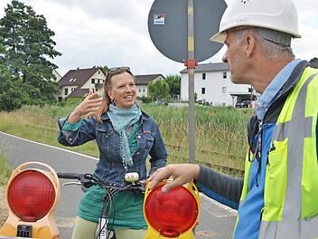 Bauleiter Wolfgang Hahn spricht mit Sabine Hirschmann aus Frauenaurach. Die Radlerin fragte nach der Umleitungsstrecke.