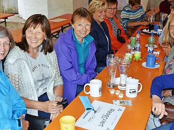 Elisabeth Ort (rechts) hat das Schülertreffen organisiert - das erste auf der Kerwa.  Foto: Bernhard Panzer