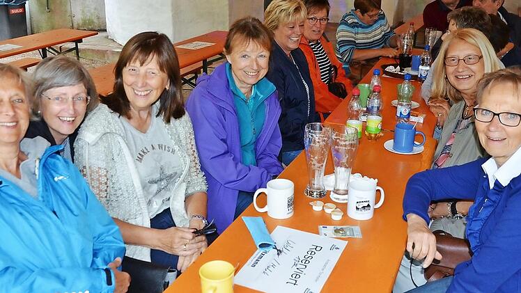 Elisabeth Ort (rechts) hat das Schülertreffen organisiert - das erste auf der Kerwa.  Foto: Bernhard Panzer