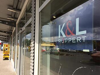 Plakate kündigen den neuen Mieter  im Gewerbegebiet Ziegelei in Dörfles-Esbach an. Am 4. Oktober will K&L hier eröffnen.Oliver Schmidt