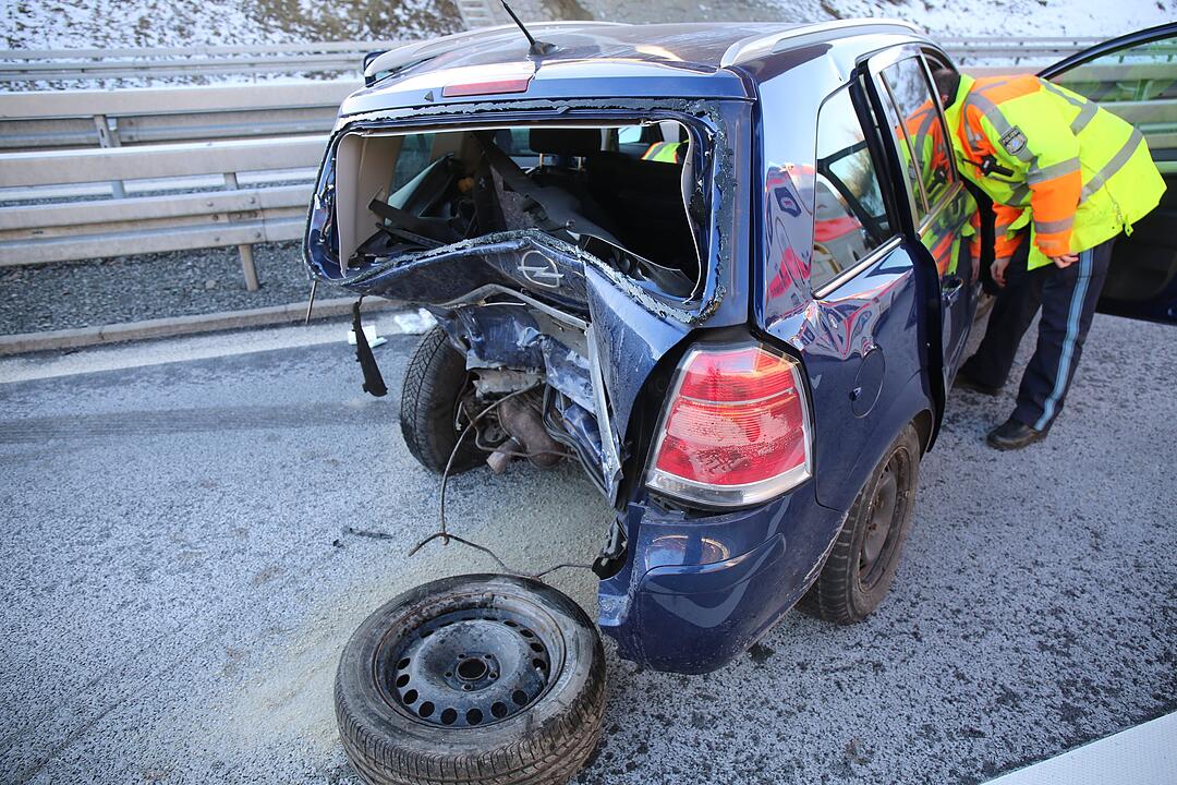 Schwerer Unfall auf A93 bei Hof: Audi fährt auf Opel auf