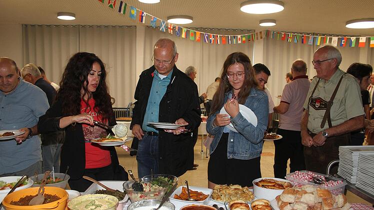 Beim Festabend im beruflichen Schulzentrum stand V&ouml;lkerverst&auml;ndigung auf dem Programm: Beim internationalen Spezialit&auml;tenb&uuml;ffet, bei dem die Mitglieder der t&uuml;rkischen Gemeinde mitgeholfen hatten, wurde der Austausch gepflegt.Sonny Adam