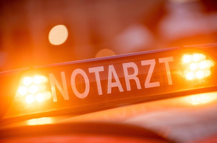 Kitzingen: Aus ungeklärter Ursache: 20-Jähriger kracht gegen Lkw - Mann verletzt in Klinik
