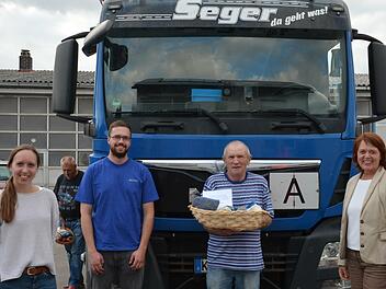 Sein 50-j&auml;hriges Betriebsjubil&auml;um bei der Firma Seger feierte Josef Schmitt. Von links: Lisa Seger, Kilian Seger, Josef Schmitt und Christine Seger. Foto: Franziska Rock/Fa. Seger