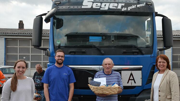 Sein 50-j&auml;hriges Betriebsjubil&auml;um bei der Firma Seger feierte Josef Schmitt. Von links: Lisa Seger, Kilian Seger, Josef Schmitt und Christine Seger. Foto: Franziska Rock/Fa. Seger