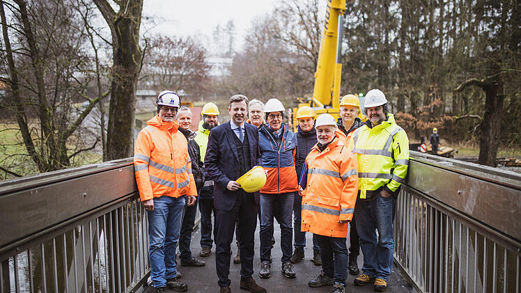 Schwarzenbach an der Saale: 23 Meter lange Brücke über Saale gesetzt - für Flüsseradweg