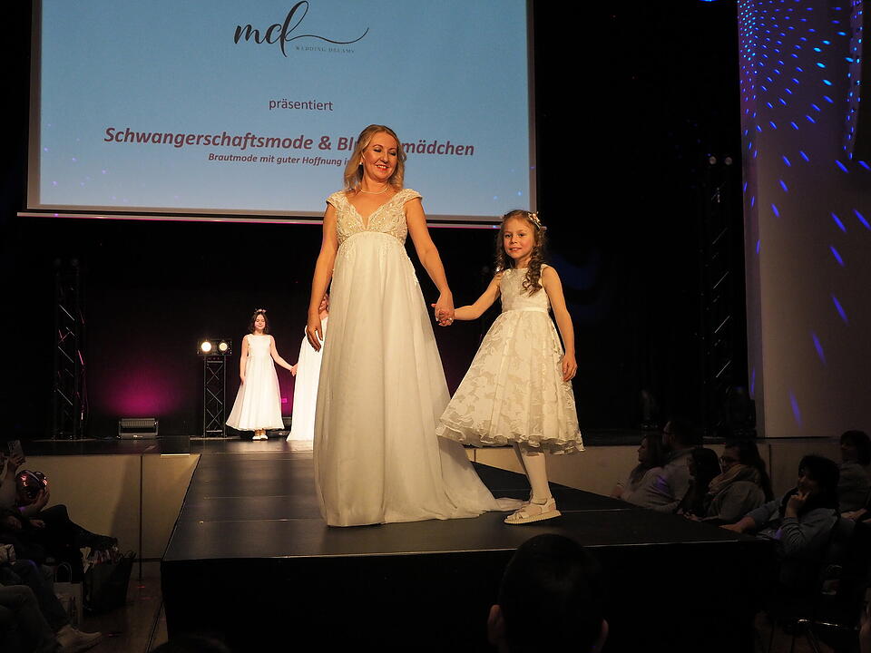 Inkl. Braut- und Festmodenschauen.
