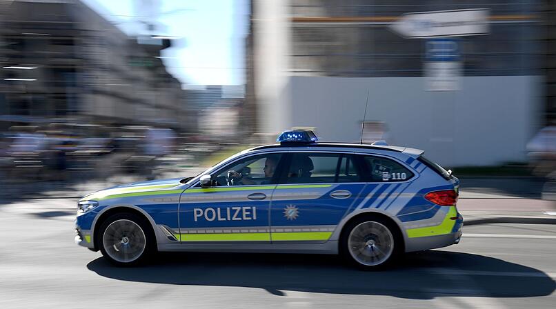 Erlangen: Auto kracht gegen Polizeiauto - zwei Verletzte