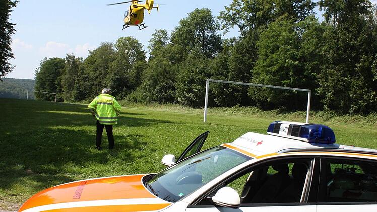 Notfalls erfolgt der Transport Verletzter und Kranker auch mit einem Rettungshubschrauber. Foto: Bartl