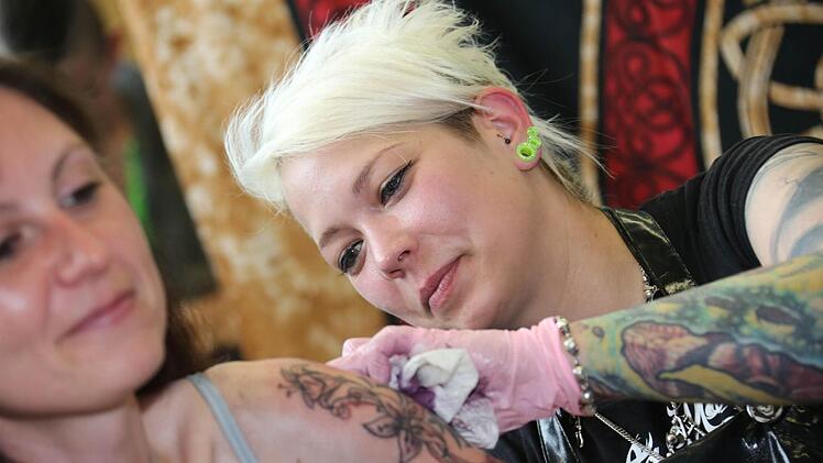 Konzentriert bei der Arbeit: Tätowiererin Punki, die in Strullendorf ein Tattoo-Studio betreibt. Foto: Matthias Hoch