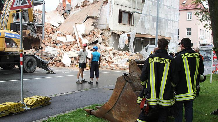 Am Montagmittag ist es in der Egerstrasse in Wunsiedel zu einem schweren Zwischenfall gekommen. Bei Abbrucharbeiten stürzte ein Gebäude unkontrolliert ein und begrub unter anderem ein Auto unter sich. Die Feuerwehr befürchtete anfangs, dass sich noch eine Person unter den Trümmern befinden könnte. Diese Annahme bestätigte sich glücklicherweise nicht. Foto: News5 / Fricke