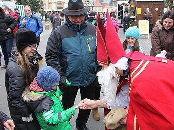 Vor allem die Blicke der Kinder zog der Nikolaus auf sich, der über den Marktplatz schlenderte und hie und da die Kinder mit kleinen Geschenken erfreute. Foto: Helmut Will