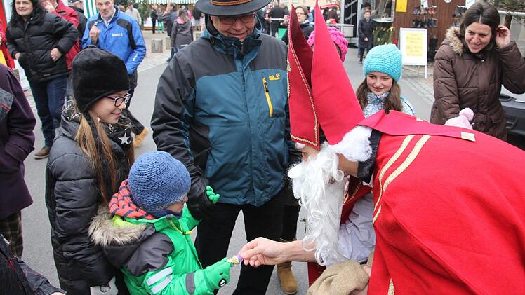 Vor allem die Blicke der Kinder zog der Nikolaus auf sich, der über den Marktplatz schlenderte und hie und da die Kinder mit kleinen Geschenken erfreute. Foto: Helmut Will