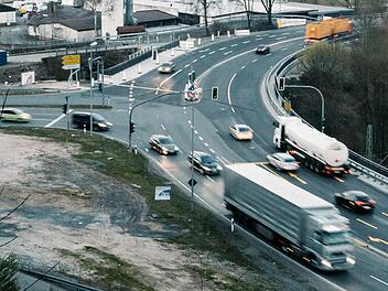 Im April sollen die Arbeiten am Kreisverkehr bei der Südbrücke beginnen. In den ersten Wochen soll sich an der Verkehrsführung wenig ändern. Foto: Hendrik Steffens