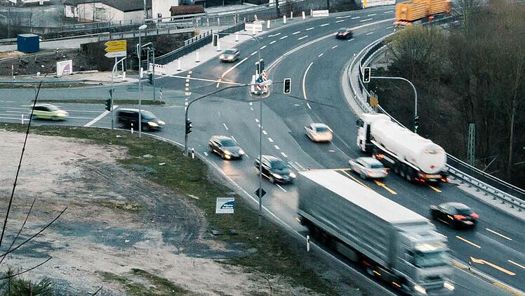 Im April sollen die Arbeiten am Kreisverkehr bei der Südbrücke beginnen. In den ersten Wochen soll sich an der Verkehrsführung wenig ändern. Foto: Hendrik Steffens