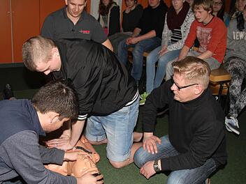 Uli Simon (im Hintergrund) und Frank Wilzok (vorne rechts) haben den Neuntklässlern der Stadtsteinacher Schule die wichtigsten Erste Hilfe-Leistungen beigebracht: Auch Reanimation und Beatmung standen auf dem Lehrplan. Foto: Sonja Adam