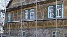 Aus alt mach neu: Die Gefache eines Fachwerkhauses lassen sich beim Sanieren leicht wieder mit Lehmsteinen ausmauern. Fotos: Jessica Rohrbach