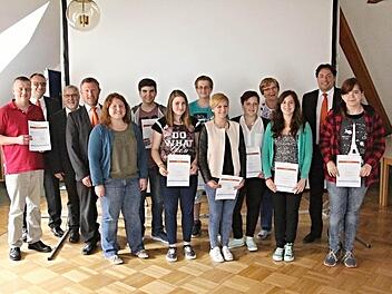 Einige aus den Siegergruppen fehlten bei der Preisverleihung. Die da waren strahlten ob ihres "Spekulationsgeschicks" an der Börse zusammen mit RV Bankdirektor Christian Senff (2. von rechts), Vermögensberater Matthias Martin (4. von links) und weiteren Mitarbeitern der RV Ebern sowie Lehrkräften.  Foto: Helmut Will