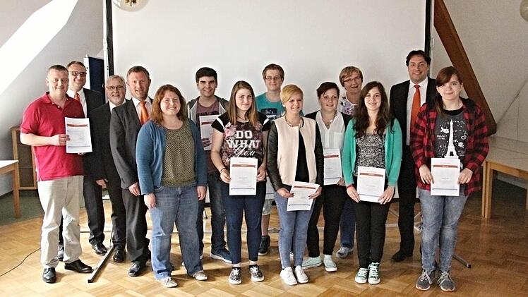 Einige aus den Siegergruppen fehlten bei der Preisverleihung. Die da waren strahlten ob ihres "Spekulationsgeschicks" an der Börse zusammen mit RV Bankdirektor Christian Senff (2. von rechts), Vermögensberater Matthias Martin (4. von links) und weiteren Mitarbeitern der RV Ebern sowie Lehrkräften.  Foto: Helmut Will