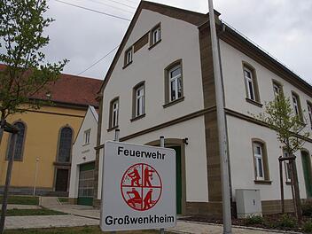 Blickfang: Das umgebaute Rathaus und das neu gebaute Feuerwehrgerätehaus. Foto: Anton Then