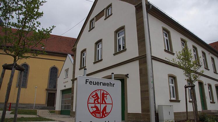 Blickfang: Das umgebaute Rathaus und das neu gebaute Feuerwehrgerätehaus. Foto: Anton Then