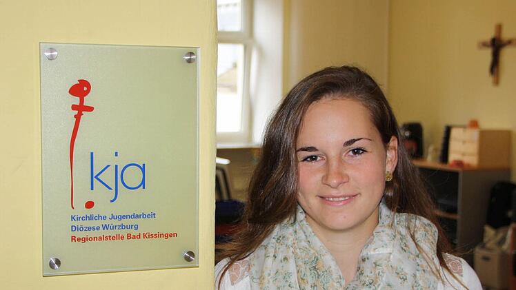 Katharina Balfer vor ihrem Büro auf dem Volkersberg. Foto: Ralf Ruppert