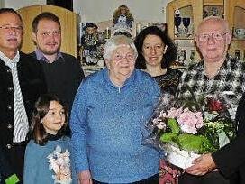 Von rechts: Dieter Schaar, Hans Nußgräber, Schwiegertochter Gabriela, Gertrud Nußgräber, Pfarrer Martin Fleischmann, Enkeltochter Leonie, Bürgermeister Eugen Hain und Enkeltochter Salome. Foto: kpw